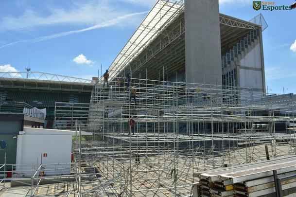 Passados quatro dias de trabalho em turno triplo no Independncia, a instalao das arquibancadas mveis avana. Concessionria LuArenas pretende submeter projeto ao Grupo Consultivo da Arena Independncia (GCAI) ainda esta semana para tentar obter parecer positivo e ampliar capacidade do estdio de 23 mil para 30 mil espectadores.