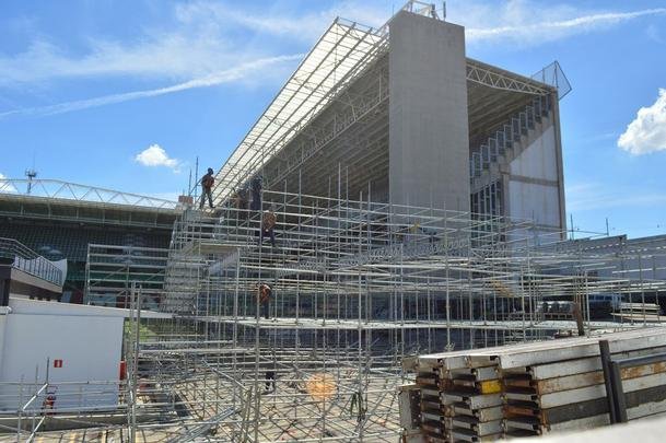 Passados quatro dias de trabalho em turno triplo no Independncia, a instalao das arquibancadas mveis avana. Concessionria LuArenas pretende submeter projeto ao Grupo Consultivo da Arena Independncia (GCAI) ainda esta semana para tentar obter parecer positivo e ampliar capacidade do estdio de 23 mil para 30 mil espectadores.