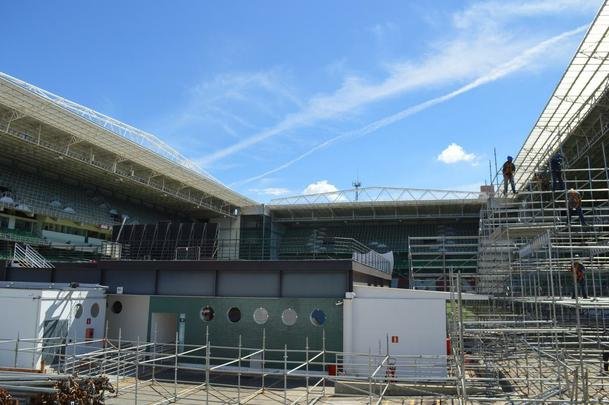 Passados quatro dias de trabalho em turno triplo no Independncia, a instalao das arquibancadas mveis avana. Concessionria LuArenas pretende submeter projeto ao Grupo Consultivo da Arena Independncia (GCAI) ainda esta semana para tentar obter parecer positivo e ampliar capacidade do estdio de 23 mil para 30 mil espectadores.