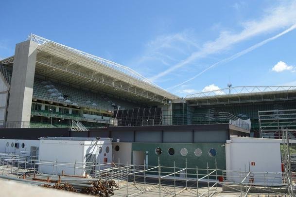 Passados quatro dias de trabalho em turno triplo no Independncia, a instalao das arquibancadas mveis avana. Concessionria LuArenas pretende submeter projeto ao Grupo Consultivo da Arena Independncia (GCAI) ainda esta semana para tentar obter parecer positivo e ampliar capacidade do estdio de 23 mil para 30 mil espectadores.