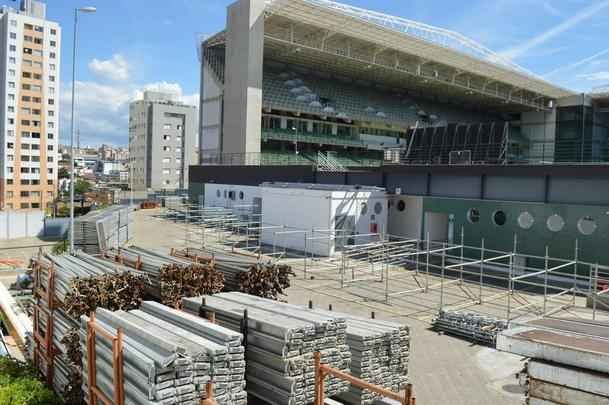Passados quatro dias de trabalho em turno triplo no Independncia, a instalao das arquibancadas mveis avana. Concessionria LuArenas pretende submeter projeto ao Grupo Consultivo da Arena Independncia (GCAI) ainda esta semana para tentar obter parecer positivo e ampliar capacidade do estdio de 23 mil para 30 mil espectadores.