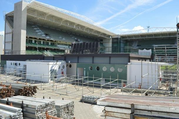 Passados quatro dias de trabalho em turno triplo no Independncia, a instalao das arquibancadas mveis avana. Concessionria LuArenas pretende submeter projeto ao Grupo Consultivo da Arena Independncia (GCAI) ainda esta semana para tentar obter parecer positivo e ampliar capacidade do estdio de 23 mil para 30 mil espectadores.