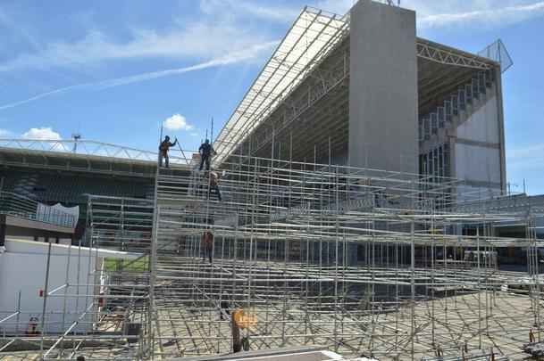 Passados quatro dias de trabalho em turno triplo no Independncia, a instalao das arquibancadas mveis avana. Concessionria LuArenas pretende submeter projeto ao Grupo Consultivo da Arena Independncia (GCAI) ainda esta semana para tentar obter parecer positivo e ampliar capacidade do estdio de 23 mil para 30 mil espectadores.