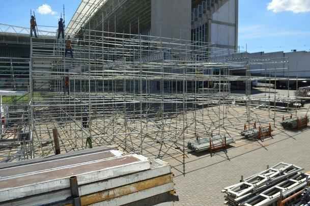 Passados quatro dias de trabalho em turno triplo no Independncia, a instalao das arquibancadas mveis avana. Concessionria LuArenas pretende submeter projeto ao Grupo Consultivo da Arena Independncia (GCAI) ainda esta semana para tentar obter parecer positivo e ampliar capacidade do estdio de 23 mil para 30 mil espectadores.
