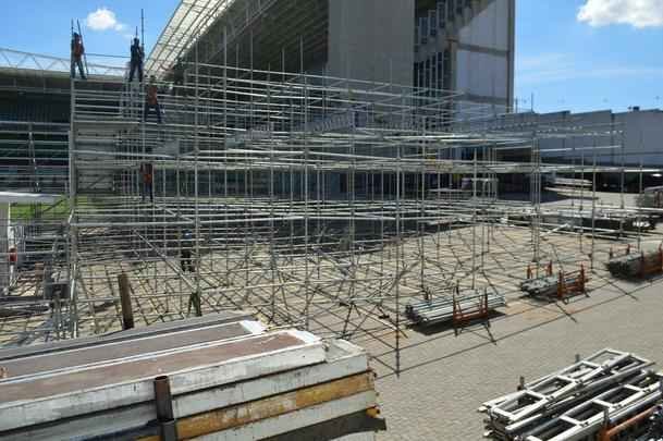 Passados quatro dias de trabalho em turno triplo no Independncia, a instalao das arquibancadas mveis avana. Concessionria LuArenas pretende submeter projeto ao Grupo Consultivo da Arena Independncia (GCAI) ainda esta semana para tentar obter parecer positivo e ampliar capacidade do estdio de 23 mil para 30 mil espectadores.