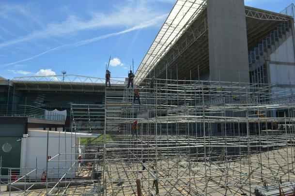 Passados quatro dias de trabalho em turno triplo no Independncia, a instalao das arquibancadas mveis avana. Concessionria LuArenas pretende submeter projeto ao Grupo Consultivo da Arena Independncia (GCAI) ainda esta semana para tentar obter parecer positivo e ampliar capacidade do estdio de 23 mil para 30 mil espectadores.