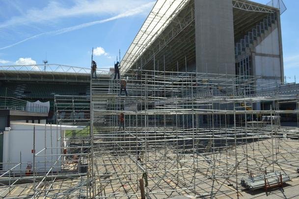 Passados quatro dias de trabalho em turno triplo no Independncia, a instalao das arquibancadas mveis avana. Concessionria LuArenas pretende submeter projeto ao Grupo Consultivo da Arena Independncia (GCAI) ainda esta semana para tentar obter parecer positivo e ampliar capacidade do estdio de 23 mil para 30 mil espectadores.