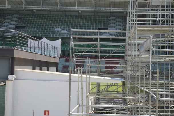 Passados quatro dias de trabalho em turno triplo no Independncia, a instalao das arquibancadas mveis avana. Concessionria LuArenas pretende submeter projeto ao Grupo Consultivo da Arena Independncia (GCAI) ainda esta semana para tentar obter parecer positivo e ampliar capacidade do estdio de 23 mil para 30 mil espectadores.