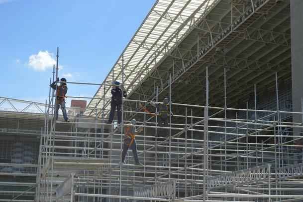 Passados quatro dias de trabalho em turno triplo no Independncia, a instalao das arquibancadas mveis avana. Concessionria LuArenas pretende submeter projeto ao Grupo Consultivo da Arena Independncia (GCAI) ainda esta semana para tentar obter parecer positivo e ampliar capacidade do estdio de 23 mil para 30 mil espectadores.