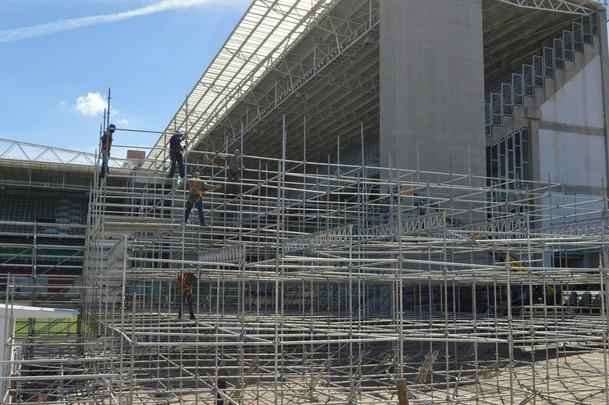 Passados quatro dias de trabalho em turno triplo no Independncia, a instalao das arquibancadas mveis avana. Concessionria LuArenas pretende submeter projeto ao Grupo Consultivo da Arena Independncia (GCAI) ainda esta semana para tentar obter parecer positivo e ampliar capacidade do estdio de 23 mil para 30 mil espectadores.