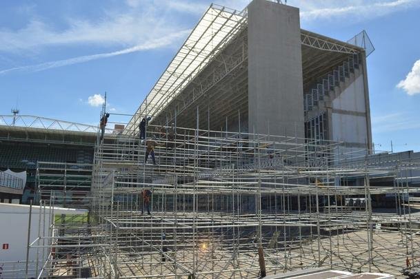 Passados quatro dias de trabalho em turno triplo no Independncia, a instalao das arquibancadas mveis avana. Concessionria LuArenas pretende submeter projeto ao Grupo Consultivo da Arena Independncia (GCAI) ainda esta semana para tentar obter parecer positivo e ampliar capacidade do estdio de 23 mil para 30 mil espectadores.