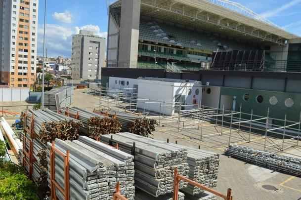 Passados quatro dias de trabalho em turno triplo no Independncia, a instalao das arquibancadas mveis avana. Concessionria LuArenas pretende submeter projeto ao Grupo Consultivo da Arena Independncia (GCAI) ainda esta semana para tentar obter parecer positivo e ampliar capacidade do estdio de 23 mil para 30 mil espectadores.