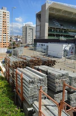 Passados quatro dias de trabalho em turno triplo no Independncia, a instalao das arquibancadas mveis avana. Concessionria LuArenas pretende submeter projeto ao Grupo Consultivo da Arena Independncia (GCAI) ainda esta semana para tentar obter parecer positivo e ampliar capacidade do estdio de 23 mil para 30 mil espectadores.