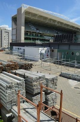 Passados quatro dias de trabalho em turno triplo no Independncia, a instalao das arquibancadas mveis avana. Concessionria LuArenas pretende submeter projeto ao Grupo Consultivo da Arena Independncia (GCAI) ainda esta semana para tentar obter parecer positivo e ampliar capacidade do estdio de 23 mil para 30 mil espectadores.