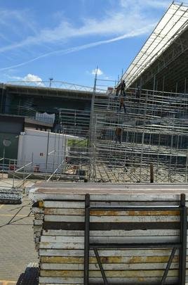 Passados quatro dias de trabalho em turno triplo no Independncia, a instalao das arquibancadas mveis avana. Concessionria LuArenas pretende submeter projeto ao Grupo Consultivo da Arena Independncia (GCAI) ainda esta semana para tentar obter parecer positivo e ampliar capacidade do estdio de 23 mil para 30 mil espectadores.