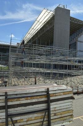 Passados quatro dias de trabalho em turno triplo no Independncia, a instalao das arquibancadas mveis avana. Concessionria LuArenas pretende submeter projeto ao Grupo Consultivo da Arena Independncia (GCAI) ainda esta semana para tentar obter parecer positivo e ampliar capacidade do estdio de 23 mil para 30 mil espectadores.