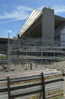 Passados quatro dias de trabalho em turno triplo no Independncia, a instalao das arquibancadas mveis avana. Concessionria LuArenas pretende submeter projeto ao Grupo Consultivo da Arena Independncia (GCAI) ainda esta semana para tentar obter parecer positivo e ampliar capacidade do estdio de 23 mil para 30 mil espectadores.