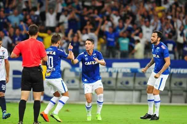 Imagens do jogo entre Cruzeiro e Nacional-PAR, pela Copa Sul-Americana, no Mineiro
