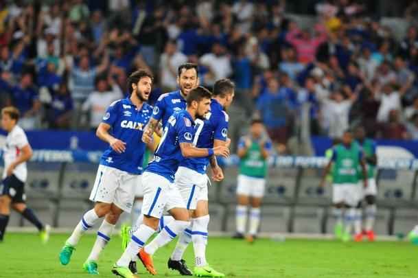 Imagens do jogo entre Cruzeiro e Nacional-PAR, pela Copa Sul-Americana, no Mineiro