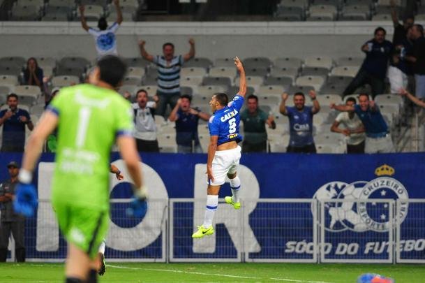 Imagens do jogo entre Cruzeiro e Nacional-PAR, pela Copa Sul-Americana, no Mineiro