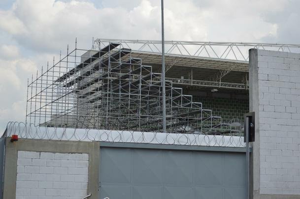 Bem mais alta, arquibancada mvel do Independncia j  visualizada desde a Rua Pitangui