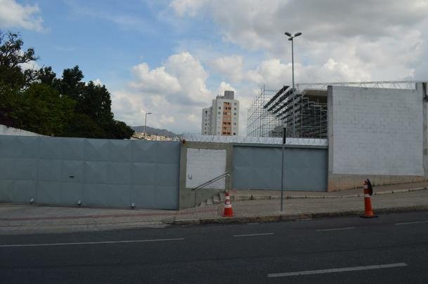 Bem mais alta, arquibancada mvel do Independncia j  visualizada desde a Rua Pitangui
