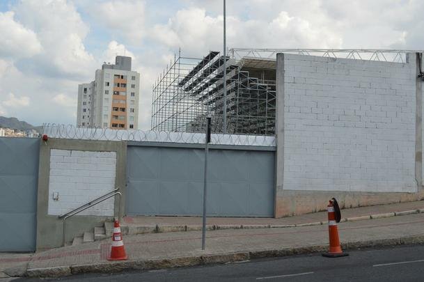 Bem mais alta, arquibancada mvel do Independncia j  visualizada desde a Rua Pitangui