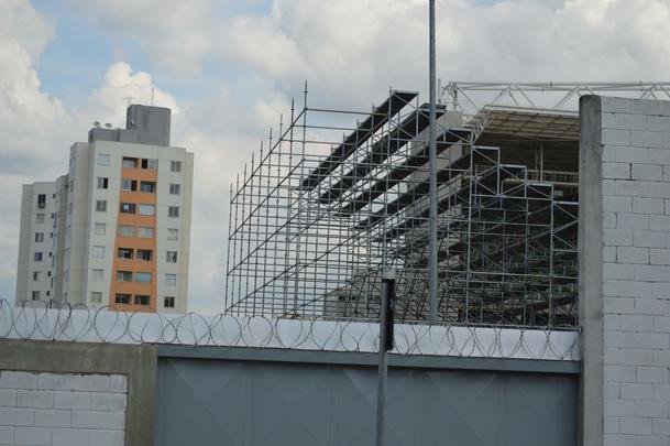 Bem mais alta, arquibancada mvel do Independncia j  visualizada desde a Rua Pitangui