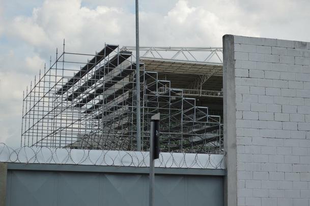 Bem mais alta, arquibancada mvel do Independncia j  visualizada desde a Rua Pitangui