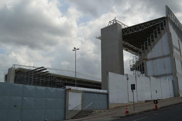 Bem mais alta, arquibancada mvel do Independncia j  visualizada desde a Rua Pitangui