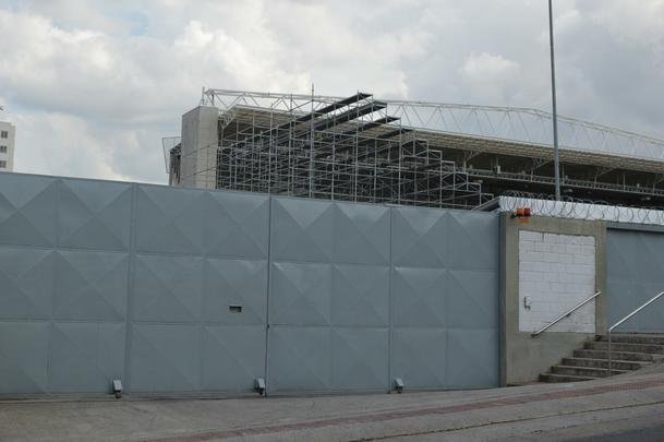 Bem mais alta, arquibancada mvel do Independncia j  visualizada desde a Rua Pitangui