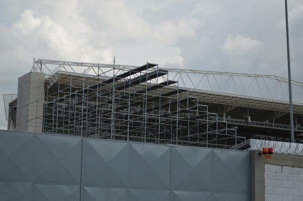 Bem mais alta, arquibancada mvel do Independncia j  visualizada desde a Rua Pitangui