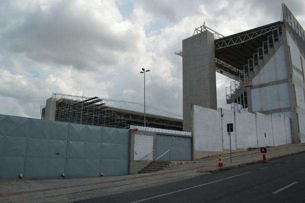 Bem mais alta, arquibancada mvel do Independncia j  visualizada desde a Rua Pitangui