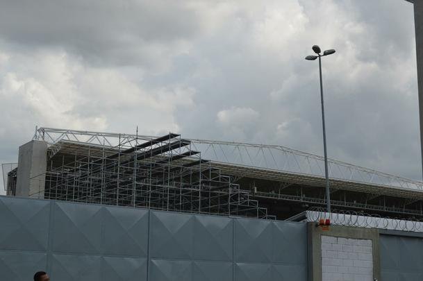 Bem mais alta, arquibancada mvel do Independncia j  visualizada desde a Rua Pitangui