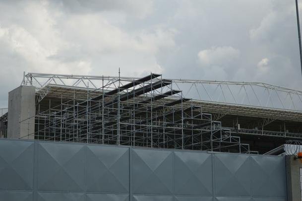 Bem mais alta, arquibancada mvel do Independncia j  visualizada desde a Rua Pitangui