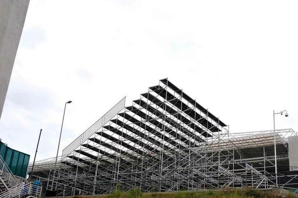 Fotos das obras de instalao de arquibancadas mveis no estdio Independncia