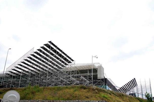 Fotos das obras de instalao de arquibancadas mveis no estdio Independncia