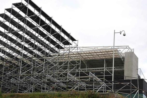 Fotos das obras de instalao de arquibancadas mveis no estdio Independncia
