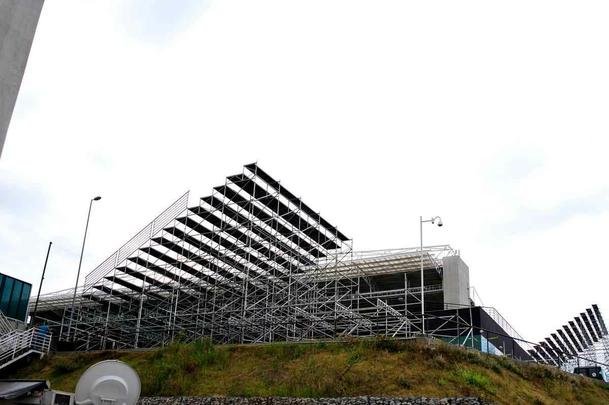 Fotos das obras de instalao de arquibancadas mveis no estdio Independncia