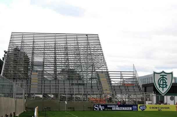 Fotos das obras de instalao de arquibancadas mveis no estdio Independncia