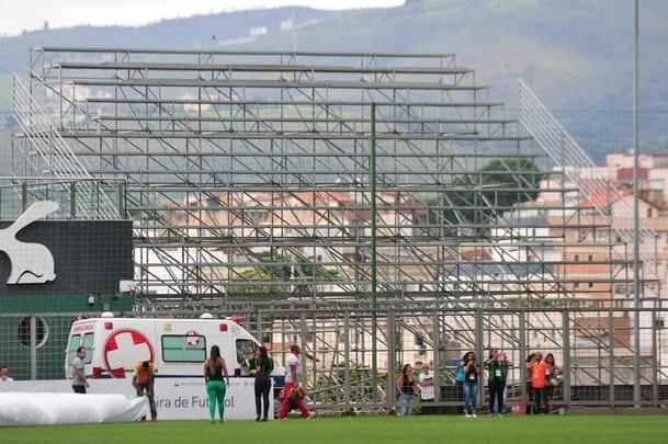 Fotos das obras de instalao de arquibancadas mveis no estdio Independncia