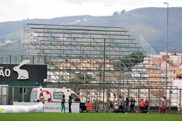 Fotos das obras de instalao de arquibancadas mveis no estdio Independncia