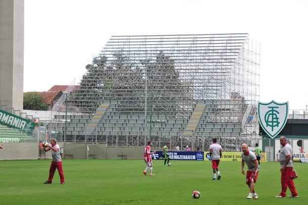 Fotos das obras de instalao de arquibancadas mveis no estdio Independncia
