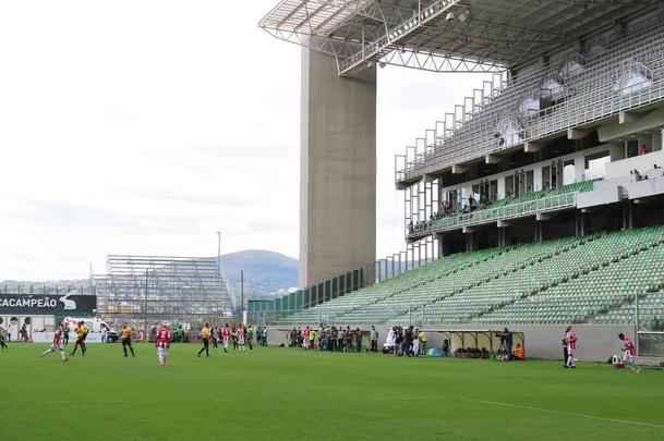 Fotos das obras de instalao de arquibancadas mveis no estdio Independncia