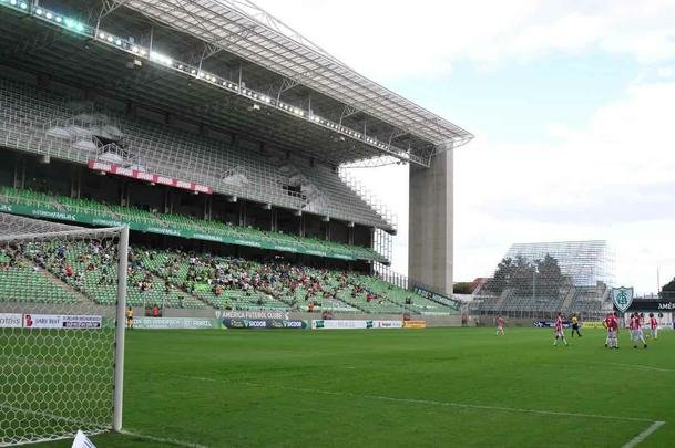 Fotos das obras de instalao de arquibancadas mveis no estdio Independncia