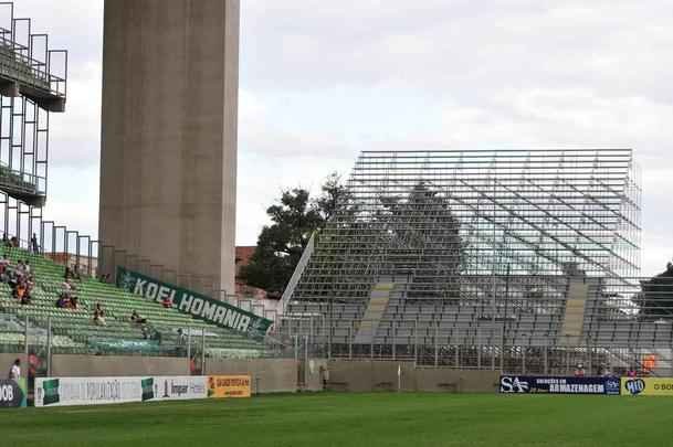 Fotos das obras de instalao de arquibancadas mveis no estdio Independncia