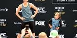 Michelle Waterson interage com uma garotinha no treino aberto 