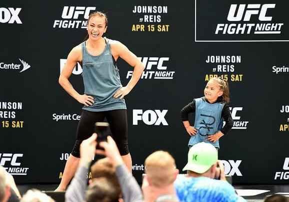 Michelle Waterson interage com uma garotinha no treino aberto