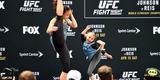 Michelle Waterson interage com uma garotinha no treino aberto 