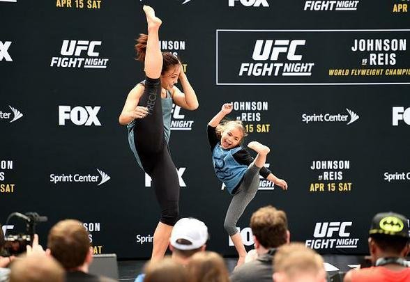 Michelle Waterson interage com uma garotinha no treino aberto 
